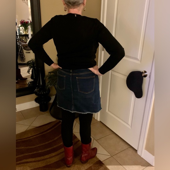 LN SHORT JEAN SKIRT, 5 POCKET DESIGN BELT LOOPS, FRAYED HEM, ZIP & BUTTON FLY. - Picture 2 of 8